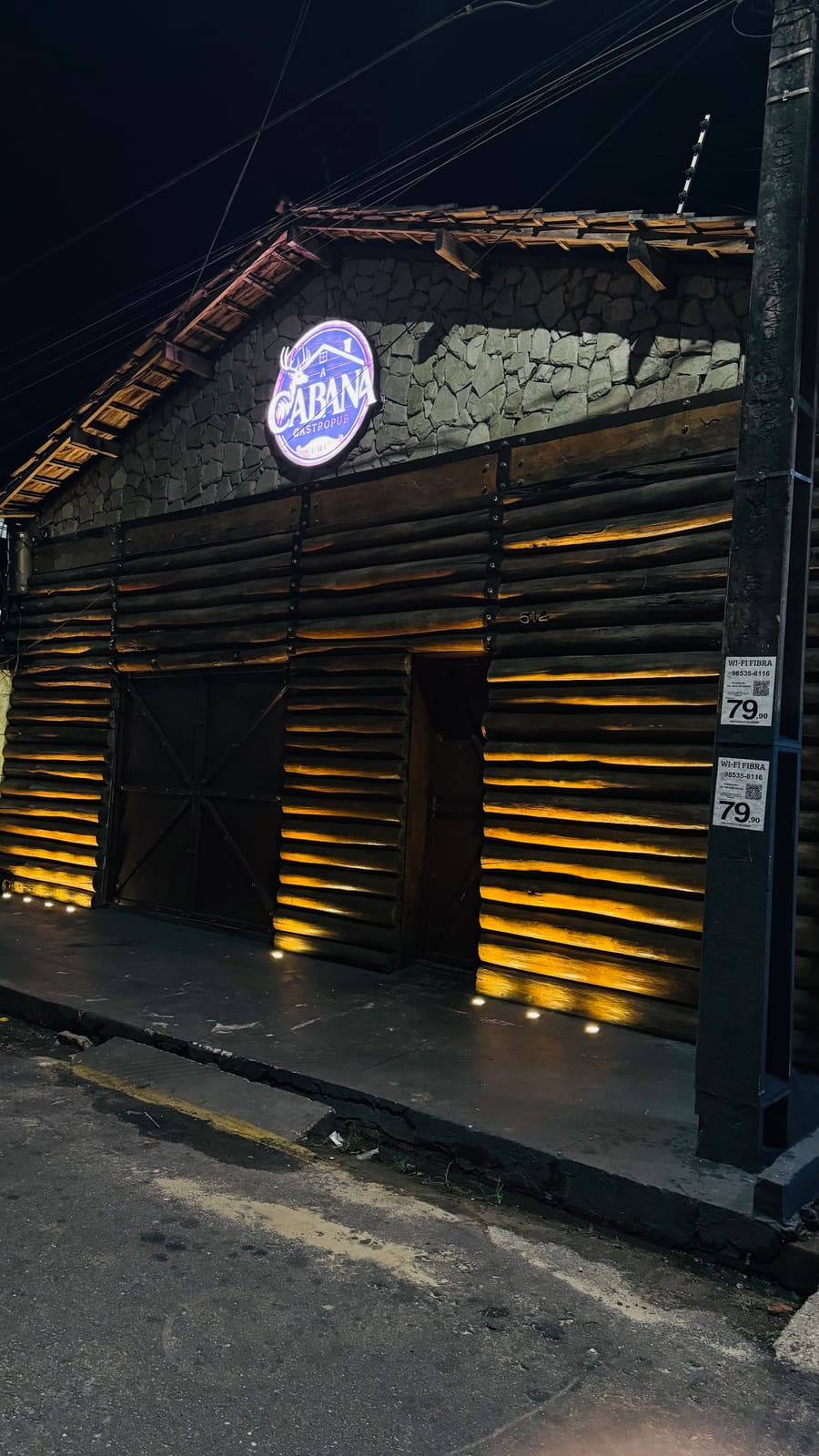 Fachada iluminada à noite