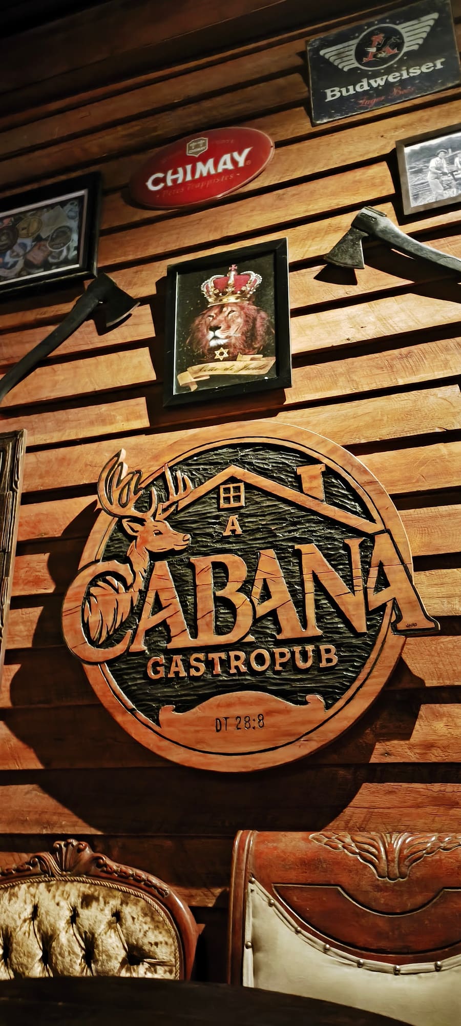 Placa entalhada da Cabana na parede